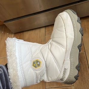 White uses snow boot